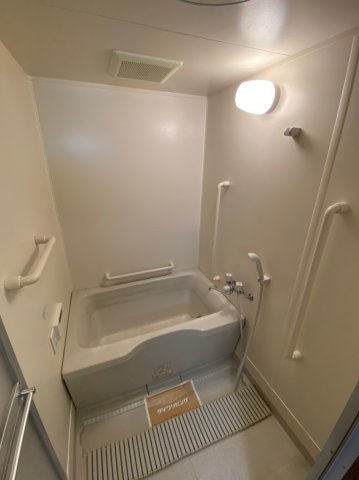 バス・シャワールーム　追い焚き機能付きバスでオススメ♪