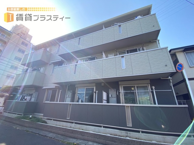 建物外観　ツートンカラーが目を惹きます