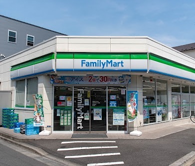 コンビニ　ファミリーマート中央3丁目店（コンビニ）まで228m
