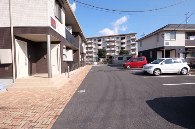 駐車場　南面は駐車場なので冬場でも陽当たり良好です