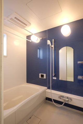 バス・シャワールーム　追い焚き給湯　浴室乾燥機付きです