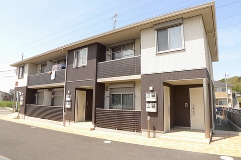 建物外観　何と太陽光発電付きのシャーメゾンです