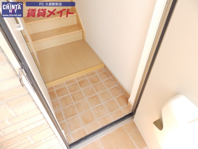 玄関　同タイプ部屋写真です。