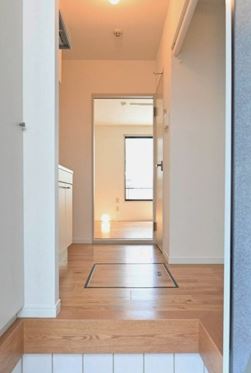 玄関　※同物件、別部屋の写真です。