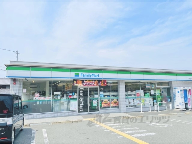 コンビニ　ファミリーマート京田辺市役所前（コンビニ）まで120m