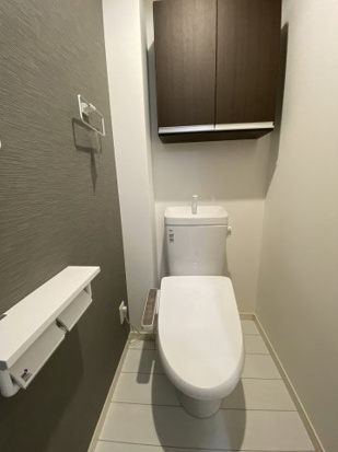 トイレ　落ち着いた色調のトイレです