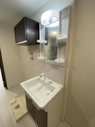 洗面設備　明るい洗面所です