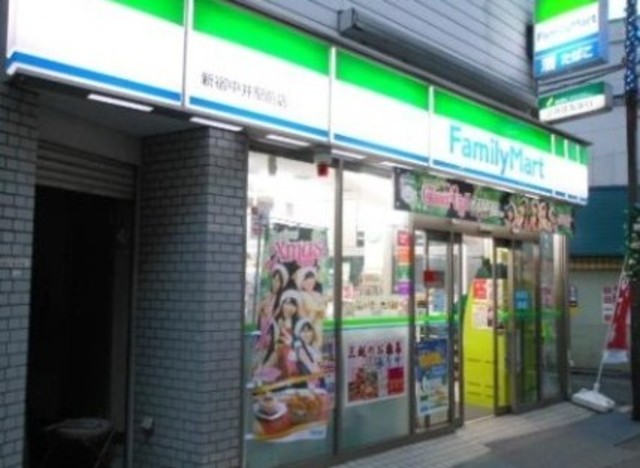 コンビニ　ファミリーマート高円寺パル商店街店（コンビニ）まで241m