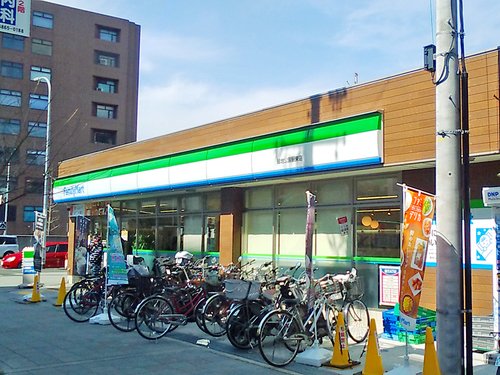コンビニ　ファミリーマート緑地公園駅東店（コンビニ）まで865m