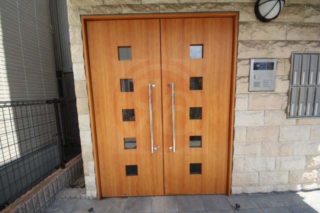 エントランス　落ち着いたエントランスです