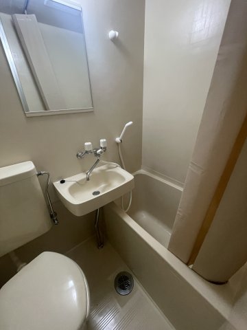 バス・シャワールーム　(参考)同マンション反転間取り他部屋の写真