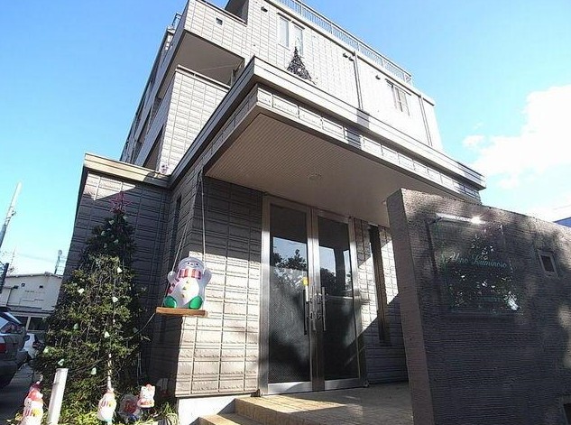 建物外観　鉄骨造のがっしりした建物。
