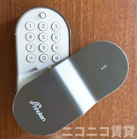 エントランス　オートロック機能付きのデジタルキー　モデルルームの為、現状を