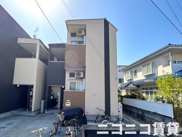 建物外観　1階でも高さのあるバルコニー