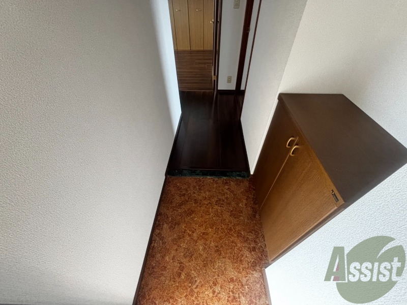 玄関　玄関からの様子です。すぐ部屋が見えないのは安心ですね。