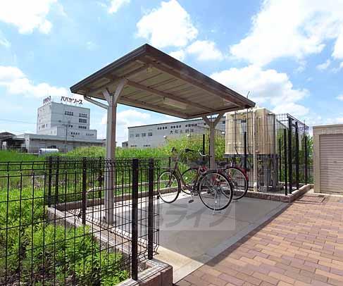 その他共有部分　屋根付きの駐輪場です。