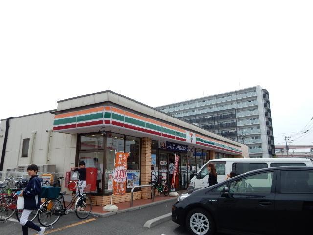 コンビニ　セブンイレブン（コンビニ）まで216m