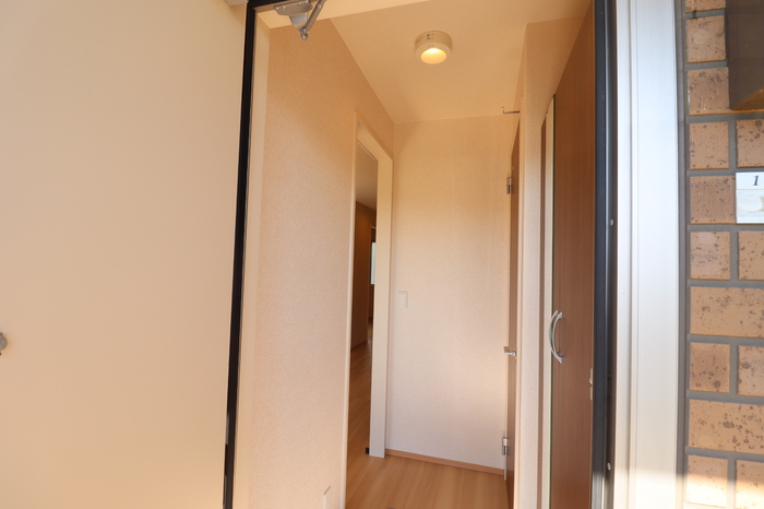 玄関　※同タイプの部屋写真です
