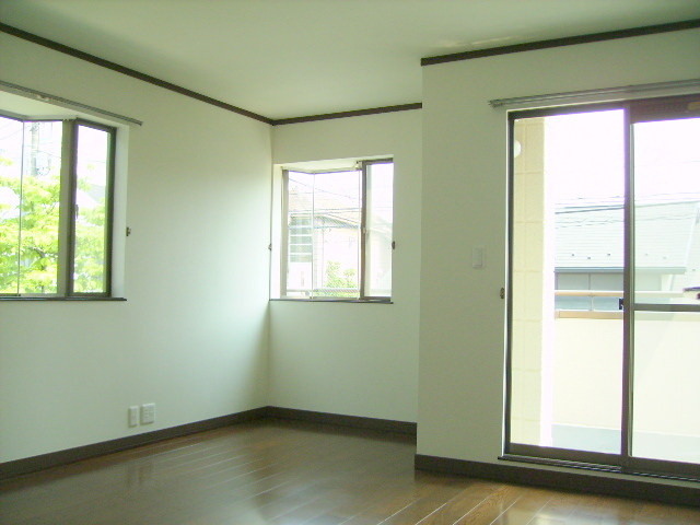 居室・リビング　★洋室８．５帖★　★窓が多く明るいお部屋です★
