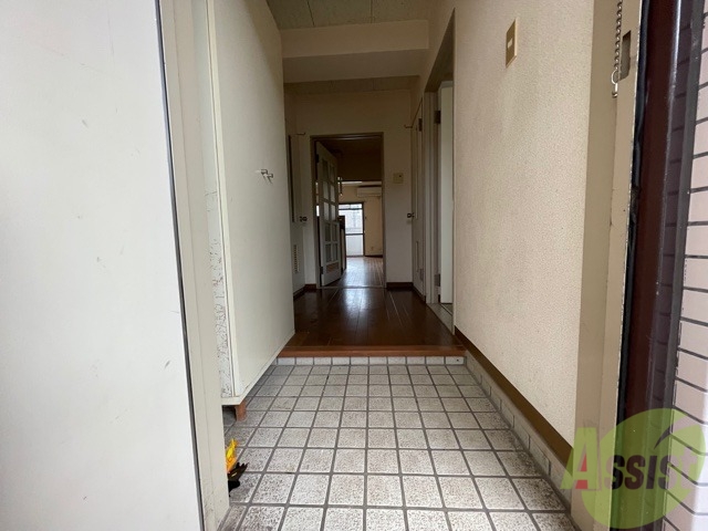玄関　玄関から撮影しました。広さが伝わりますね。