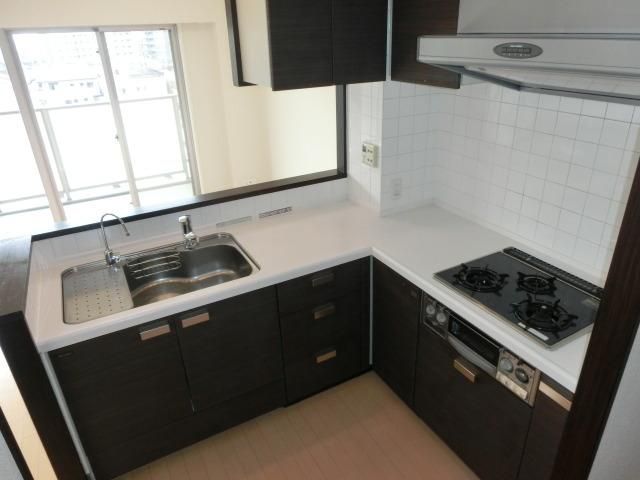 キッチン　※同建物　同タイプ住戸　設備参考写真　現況優先