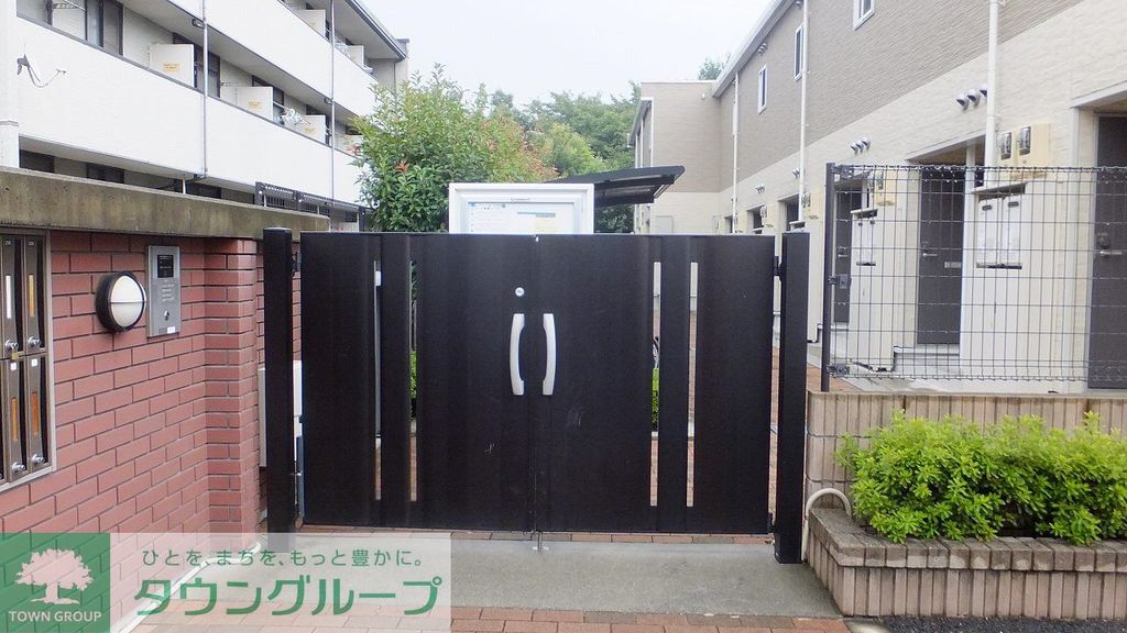 エントランス　オートロックゲート付き。