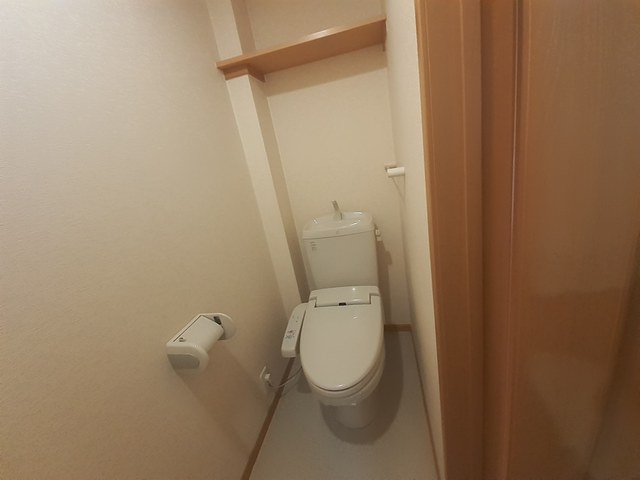 トイレ　温水洗浄便座付きのトイレです♪