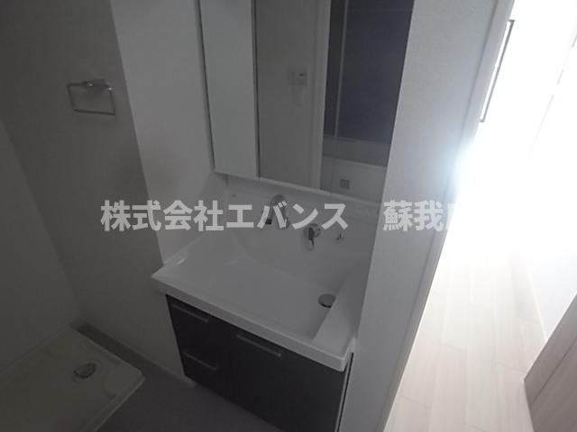 洗面設備　独立洗面台あり、毎朝おしゃれに忙しい女性の方におすすめです