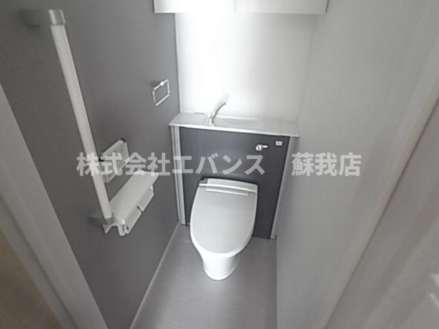 トイレ　落ち着いた色調のトイレです