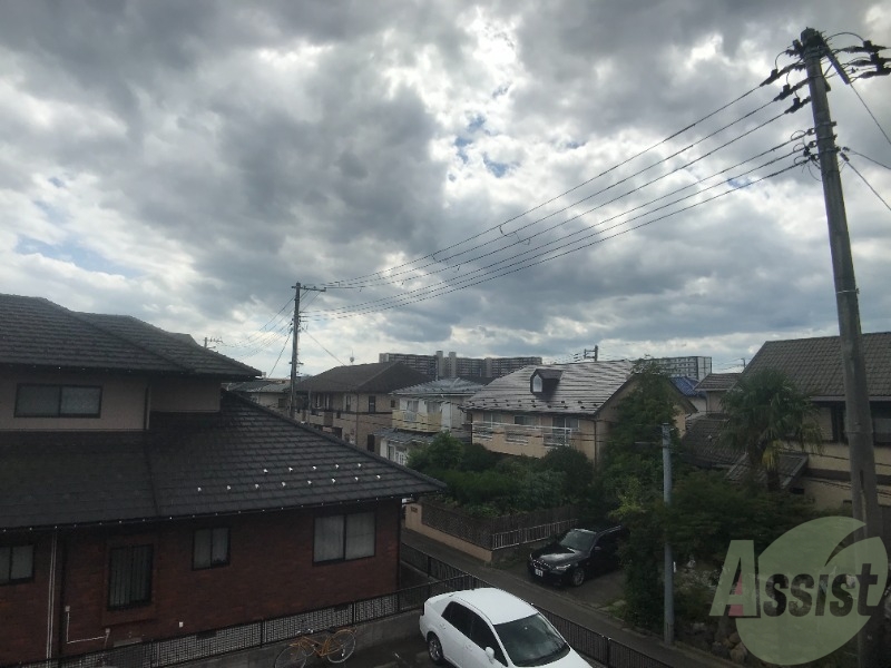 バルコニー　バルコニーも狭くない感じで、洗濯物が楽に干せそうですね