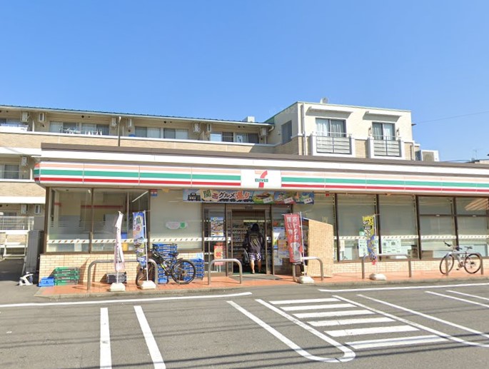 コンビニ　セブンイレブン（コンビニ）まで421m