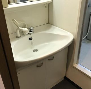 洗面設備　独立洗面台、小物を置くことができて便利です
