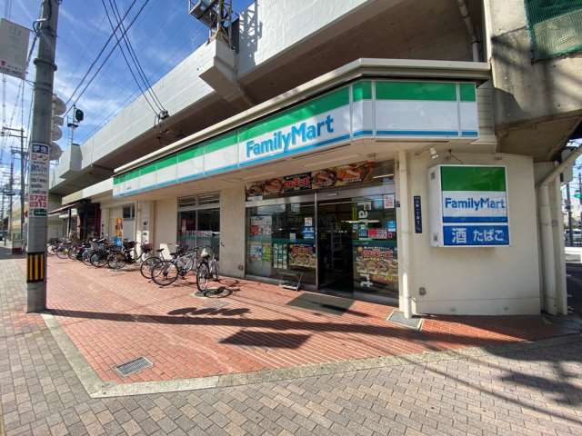 コンビニ　ファミリーマート小阪駅前店（コンビニ）まで122m