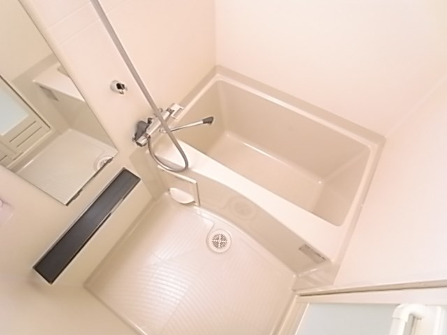 バス・シャワールーム　コンパクトで使いやすいお風呂です