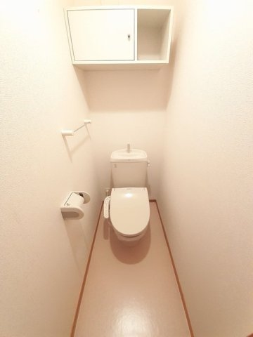 トイレ　落ち着いた色調のトイレです