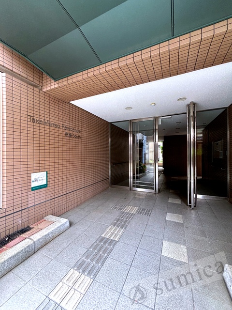 エントランス　シンプルで飽きのこないデザインが魅力です
