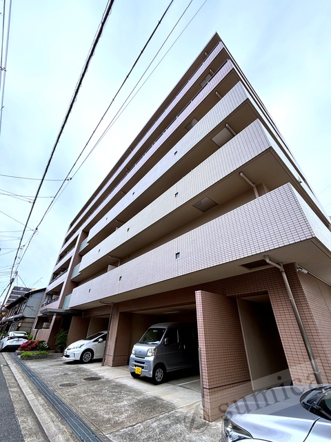 建物外観　重厚感のある外観でワンランク上の暮らしを演出
