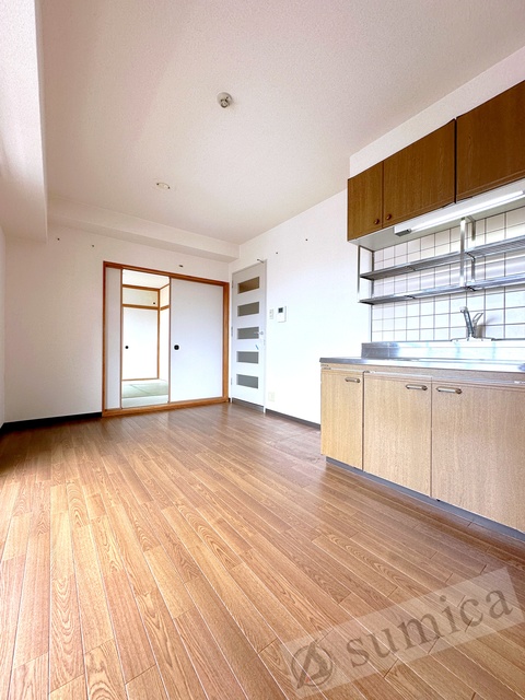 居室・リビング　内装は白を基調として建具とキッチンがグッと映えてます＾＾
