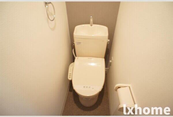 トイレ　落ち着いた色調のトイレです