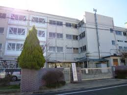中学校　世田谷区立弦巻中学校（中学校）まで1242m
