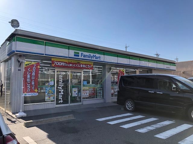 コンビニ　ファミリーマート（コンビニ）まで70m