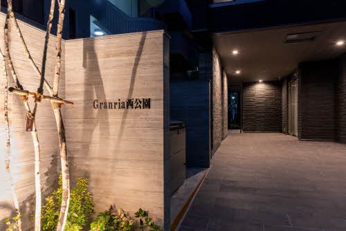 建物外観　エントランスへのアプローチ