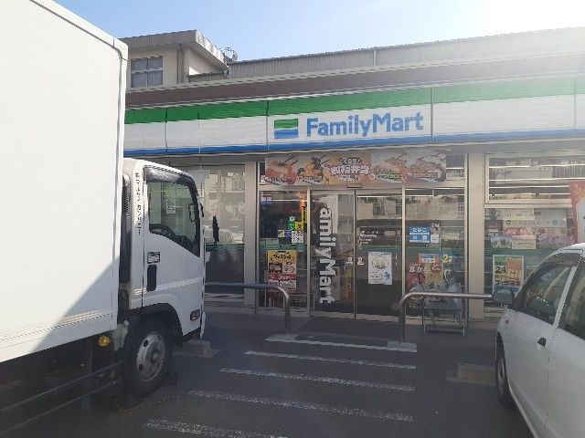 コンビニ　ファミリーマート（コンビニ）まで500m