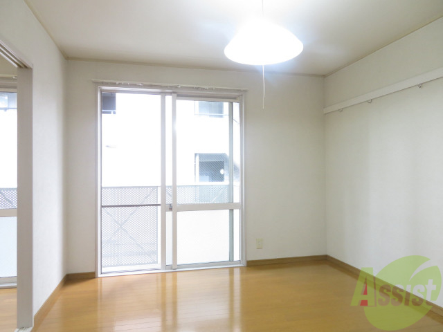 その他部屋・スペース　別の角度から洋室を撮影しました。日射しがあり明るい印象。