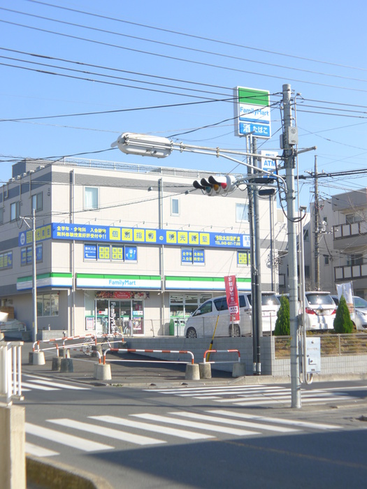 コンビニ　ファミリーマート（コンビニ）まで700m