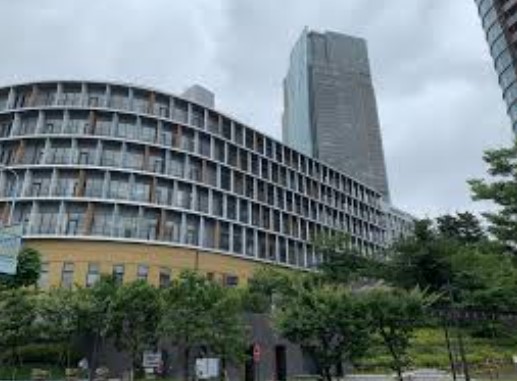 中学校　港区立小中一貫教育校赤坂学園赤坂中学校（中学校）まで130m
