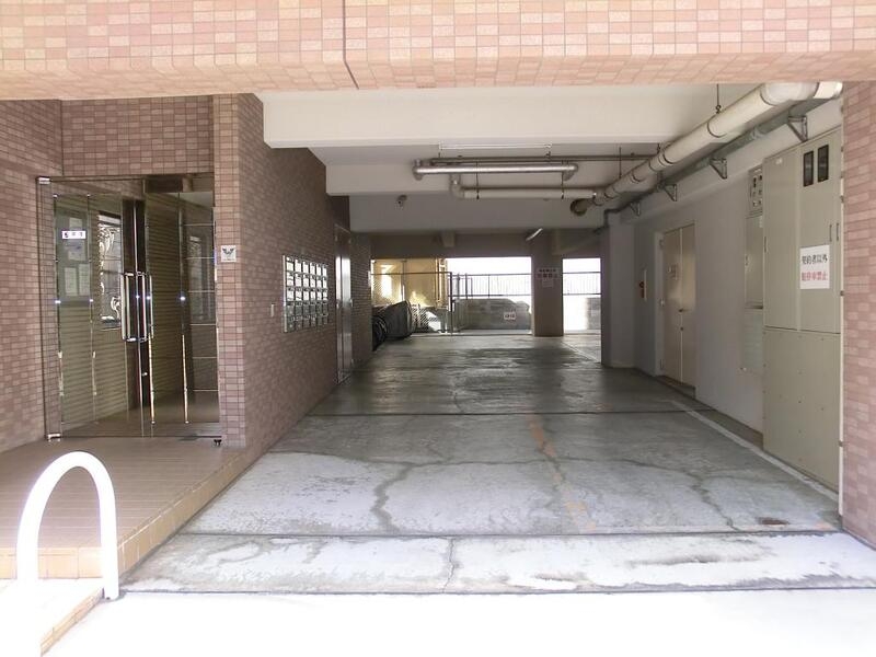 エントランス　入口は広く綺麗です。