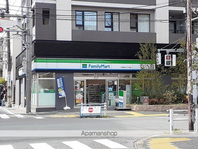 コンビニ　ファミリーマート（コンビニ）まで51m