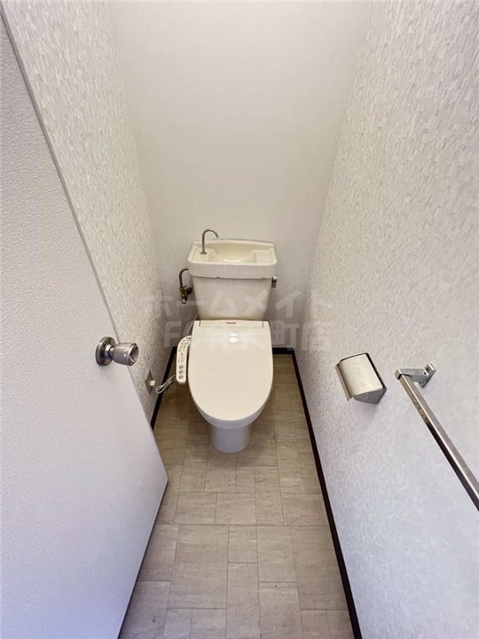 トイレ　落ち着いた色調のトイレです