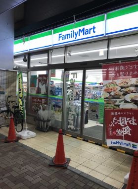 コンビニ　ファミリーマート 千歳船橋駅前店（コンビニ）まで196m